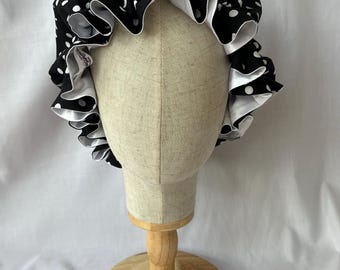 Satijnen muts met stippen