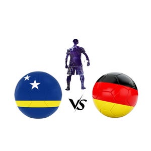 Könnte beinhalten: Ein Fußball mit der blau-gelb-weißen Flagge von Curaçao, ein Fußball mit der schwarz-rot-goldenen Flagge von Deutschland und eine zentrale Silhouette eines Fußballspielers mit dunkelviolettem Galaxiemuster sowie dem Text vs.