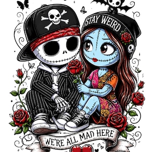 Peut inclure: Une illustration graphique de deux personnages assis ensemble, l'un avec un visage de crâne portant une casquette noire et un costume rayé, l'autre avec une peau bleue et des traits cousus portant une casquette avec le texte STAY WEIRD. Une bannière indique WE'RE ALL MAD HERE.