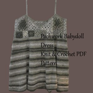 Könnte beinhalten: Ein grau-weißes Patchwork-Babydoll-Kleid mit dünnen Trägern. Das Oberteil des Kleides hat ein Häkeldesign, während der Rock horizontale Streifen aufweist. Der Text "Patchwork Babydoll Dress Knit & Crochet PDF Pattern" ist sichtbar.