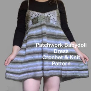 Könnte beinhalten: Ein Babydoll-Kleid mit einem gehäkelten Patchwork-Oberteil in Grün- und Weißtönen, das in einen Strickrock mit horizontalen Streifen in gedämpftem Grün, Blau und Weiß übergeht. Der Text Patchwork Babydoll Dress Crochet & Knit Pattern ist sichtbar.