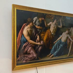 Pode incluir: Uma pintura grande e emoldurada com uma moldura dourada. A obra de arte retrata várias figuras em trajes clássicos, com tecidos drapeados em tons de vermelho, laranja e azul. As figuras são colocadas em um fundo escuro, criando um efeito dramático.