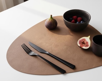 Puede incluir: Un letrero de madera hecho a mano con la palabra "Welcome" en una fuente juguetona. El letrero presenta un fondo blanco desgastado y un marco de madera teñida oscura, ideal para una puerta principal o entrada.