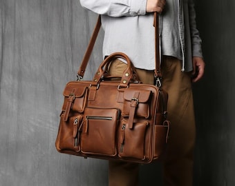 Puede incluir: Un maletín de cuero marrón con múltiples bolsillos y compartimentos, con un asa superior y una correa para el hombro. El bolso tiene un diseño clásico con hebillas y cremalleras metálicas, adecuado para llevar documentos y otros elementos esenciales.