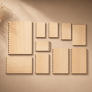 Könnte beinhalten: Zehn Holznotizbücher in verschiedenen Größen, angeordnet auf einem neutralen Hintergrund. Jedes Notizbuch hat eine helle Holzmaserung und eine schwarze Spiralbindung. Die Notizbücher sind leer und bereit zur Verwendung.