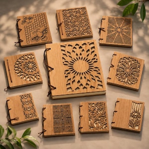 Peut inclure: Une collection de journaux en bois avec des motifs découpés au laser. Les couvertures présentent divers motifs, notamment des abeilles, des motifs floraux et des formes géométriques. Chaque journal est relié par un cordon marron, mettant en valeur le grain naturel du bois.