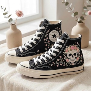 Puede incluir: Un juego de tres tazas de cerámica con un acabado mate moteado. Las tazas son de color crema, gris claro y gris oscuro. Cada taza tiene un diseño simple y minimalista y un asa redondeada.