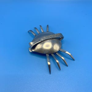 Rzeźba kraba z łyżki i widelca ze srebra próby 925 – ręcznie wykonana dekoracja artystyczna