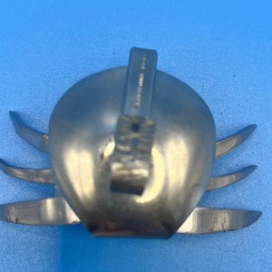 Sked- och gaffelskulptur i sterlingsilver, handgjord insektskonst (9 x 9 cm)