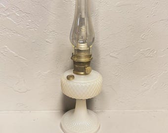 Lámpara de aceite Aladdin Nu-Type Modelo B vintage, lámpara de queroseno con revestimiento de vidrio blanco lechoso, lámpara de pedestal antigua con diseño de rombos acolchados y chimenea.