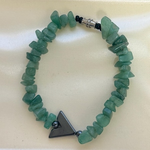 Vintage Green Jade Chip Bead Bracelet Triangle Hematite Clasp Geometric Boho Stone Bracelet