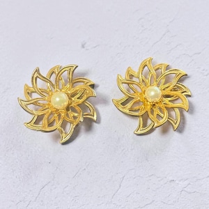 Pendientes de clip florales en tono dorado vintage con perlas de imitación y diseño de flor calada, joyería de mediados de siglo.