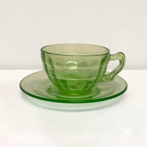 Set vintage di tazza e piattino in vetro all'uranio, tazza da tè Art Déco