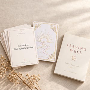 Peut inclure: Un jeu de cartes oracle et un guide intitulé Leaving Well. Les cartes présentent un fond crème avec des illustrations dorées d'un soleil et d'un chemin, avec le texte 01 Recognition, This isn't love. This is a familiar pattern.