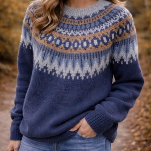 Könnte beinhalten: Rustikales Holzschild mit dem weißen Schriftzug "Welcome to our porch". Das Schild hat eine Used-Optik und ein schlichtes, einladendes Design für den Außenbereich.