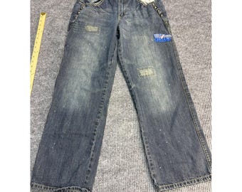 Calça jeans masculina Rocawear estilo Y2K, modelo baggy, azul denim com tachas e bordados, tamanho 16, cintura 30.