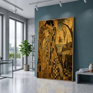 Puede incluir: Una gran impresión de arte mural rectangular que fusiona El Beso de Gustav Klimt y La Persistencia de la Memoria de Salvador Dalí, mostrando a una pareja dorada con patrones abrazada junto a relojes derretidos en un paisaje surrealista.