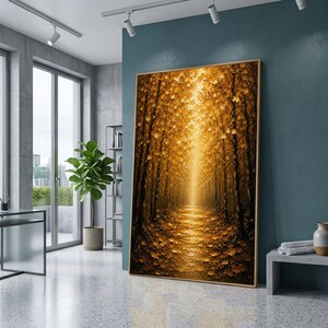 Könnte beinhalten: Ein großes, rechteckiges Wandbild mit einem Ölgemälde eines dichten Waldwegs im Herbst. Die Bäume sind mit leuchtend goldenen und gelben Blättern bedeckt, die einen hellen, strahlenden Tunneleffekt erzeugen, der in die Tiefe des Bildes führt.