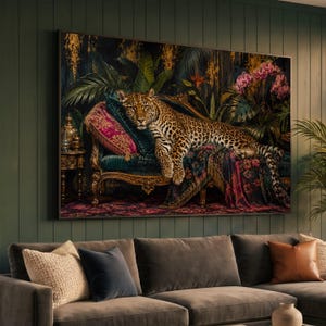 Könnte beinhalten: Ein großes rechteckiges Wandbild, das einen Leoparden zeigt, der auf einer verzierten, blaugrünen und goldenen Chaiselongue ruht. Die Szene umfasst dunkles tropisches Blattwerk, rosa Orchideenblüten und einen kleinen Beistelltisch mit Goldakzenten.