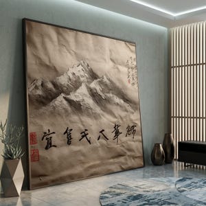 Peut inclure: Grande œuvre d'art encadrée représentant un paysage de montagne en nuances de gris et de blanc sur un fond texturé de couleur beige. L'œuvre comprend de la calligraphie chinoise et des tampons rouges. Le cadre est marron foncé.