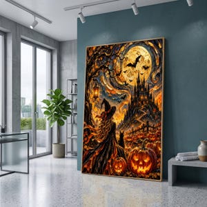 Op de afbeelding: Een rechthoekige wandkunstprint met een donkere, sfeervolle Halloween-scène met een heks met een puntmuts, een zwarte kat, gloeiende pompoenen, een gotisch kasteel op een heuvel, een grote volle maan en vliegende vleermuizen in oranje en zwart.