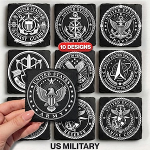 Puede incluir: Un conjunto de diez posavasos cuadrados de pizarra negra con emblemas grabados en blanco de varias ramas militares de EE. UU., incluyendo Coast Guard, Navy, Army, Air Force, Space Force y Marine Corps, con el texto 10 DESIGNS.