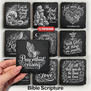 Puede incluir: Un juego de doce posavasos cuadrados de pizarra negra con citas religiosas e ilustraciones grabadas en blanco, que incluyen imágenes de olas, rocas apiladas, un corazón, un pájaro, manos en oración y motivos florales con texto grabado.