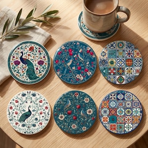 Può includere: Una collezione di sottobicchieri decorativi in ceramica con vari disegni. I sottobicchieri presentano motivi di pavoni, uccelli e floreali nei toni del verde acqua, rosso e bianco. Un sottobicchiere ha un motivo a mosaico.
