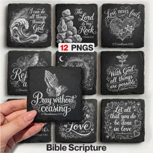 Puede incluir: Un conjunto de posavasos de pizarra negra con versículos bíblicos e ilustraciones grabadas en blanco. Los posavasos presentan varios diseños, incluyendo una ola, una formación rocosa, un corazón, un pájaro, manos rezando y elementos florales. El texto "Bible Scripture" está en la parte inferior.
