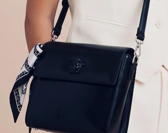 Vintage Gianni Versace zwart lederen medusa schoudertas gemaakt in Italië jaren 90 designer handtas zeldzame luxe gestructureerde crossbody, gerenoveerd