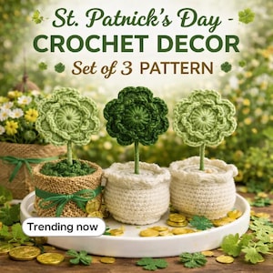 Peut inclure: Ensemble de trois motifs de décoration au crochet pour la Saint-Patrick. Les arbres sont verts et dans de petits pots. Les pots sont blancs et beiges. L'image contient le texte "Trending now" et "St. Patrick's Day - CROCHET DECOR - Set of 3 PATTERN".