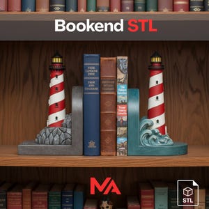 Pode incluir: Aparadores de livros em forma de farol com listras vermelhas e brancas, ladeando uma fileira de livros. Os aparadores de livros estão em uma prateleira de madeira, com o texto "Bookend STL" no topo. Os aparadores de livros são projetados como faróis.