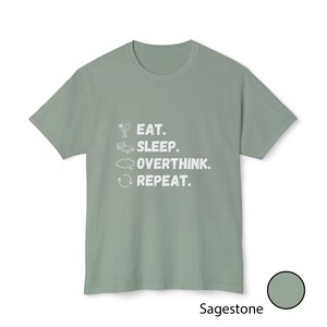 Camiseta divertida sobre pensar demasiado / Camiseta "Comer, dormir, pensar, repetir" / Regalo para introvertidos con los que te identificarás / Camiseta de humor sobre salud mental / Camiseta gráfica minimalista imagen 11