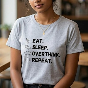 Camiseta divertida sobre pensar demasiado / Camiseta "Comer, dormir, pensar, repetir" / Regalo para introvertidos con los que te identificarás / Camiseta de humor sobre salud mental / Camiseta gráfica minimalista imagen 1