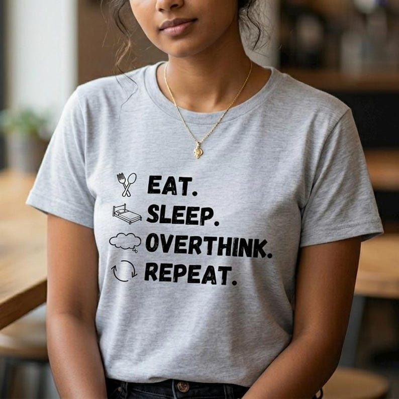 Camiseta divertida sobre pensar demasiado / Camiseta "Comer, dormir, pensar, repetir" / Regalo para introvertidos con los que te identificarás / Camiseta de humor sobre salud mental / Camiseta gráfica minimalista imagen 1