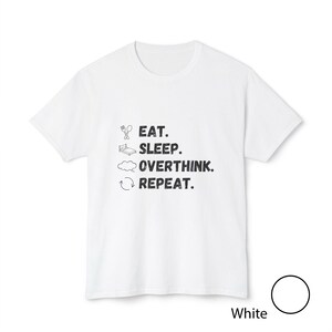 Camiseta divertida sobre pensar demasiado / Camiseta "Comer, dormir, pensar, repetir" / Regalo para introvertidos con los que te identificarás / Camiseta de humor sobre salud mental / Camiseta gráfica minimalista imagen 13