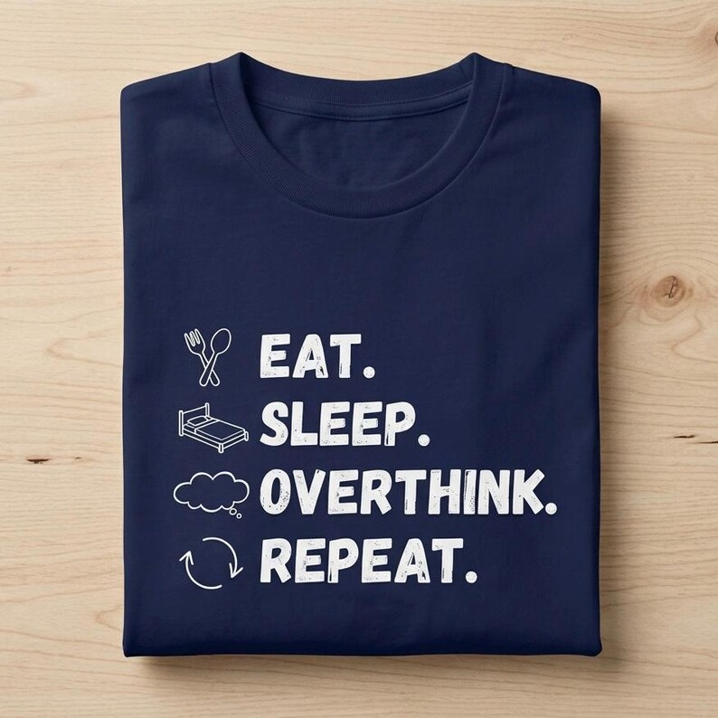 Camiseta divertida sobre pensar demasiado / Camiseta "Comer, dormir, pensar, repetir" / Regalo para introvertidos con los que te identificarás / Camiseta de humor sobre salud mental / Camiseta gráfica minimalista imagen 3