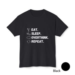 Camiseta divertida sobre pensar demasiado / Camiseta "Comer, dormir, pensar, repetir" / Regalo para introvertidos con los que te identificarás / Camiseta de humor sobre salud mental / Camiseta gráfica minimalista imagen 4