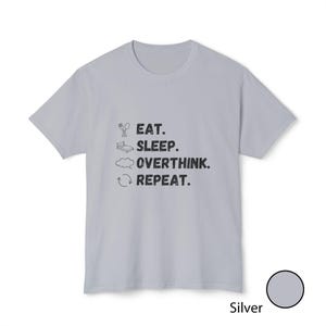 Camiseta divertida sobre pensar demasiado / Camiseta "Comer, dormir, pensar, repetir" / Regalo para introvertidos con los que te identificarás / Camiseta de humor sobre salud mental / Camiseta gráfica minimalista imagen 12