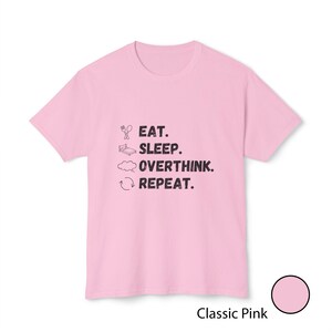 Camiseta divertida sobre pensar demasiado / Camiseta "Comer, dormir, pensar, repetir" / Regalo para introvertidos con los que te identificarás / Camiseta de humor sobre salud mental / Camiseta gráfica minimalista imagen 6