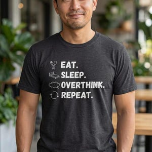 Camiseta divertida sobre pensar demasiado / Camiseta "Comer, dormir, pensar, repetir" / Regalo para introvertidos con los que te identificarás / Camiseta de humor sobre salud mental / Camiseta gráfica minimalista imagen 2