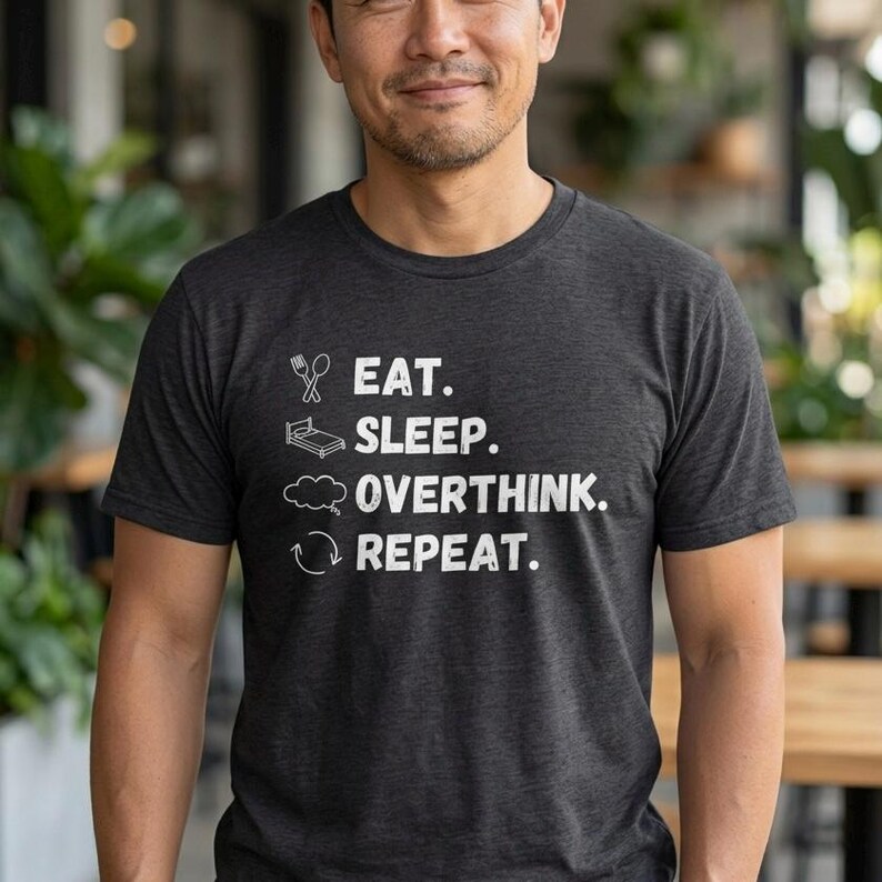 Camiseta divertida sobre pensar demasiado / Camiseta "Comer, dormir, pensar, repetir" / Regalo para introvertidos con los que te identificarás / Camiseta de humor sobre salud mental / Camiseta gráfica minimalista imagen 2