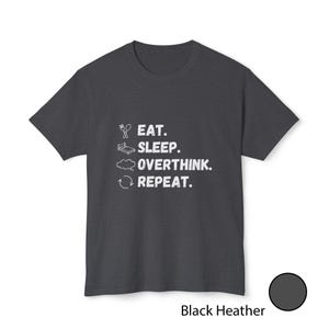 Camiseta divertida sobre pensar demasiado / Camiseta "Comer, dormir, pensar, repetir" / Regalo para introvertidos con los que te identificarás / Camiseta de humor sobre salud mental / Camiseta gráfica minimalista imagen 5