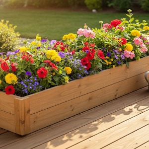 Puede incluir: Una jardinera rectangular de madera llena de un vibrante surtido de flores rojas, amarillas, rosas y moradas. La jardinera está construida con tablones de cedro horizontales con soportes de esquina verticales y se asienta sobre una cubierta.