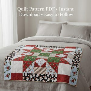 Peut inclure: Une courtepointe de Noël avec un motif d'étoile, présentant des tissus rouges, verts, blancs et noirs. La courtepointe est exposée sur un lit avec une literie grise. La courtepointe présente divers motifs, dont le Père Noël, des cannes en bonbon et des rayures. Le texte sur l'image indique : "Quilt Pattern PDF • Instant Download • Easy to Follow."
