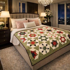 Peut inclure: Un lit avec une courtepointe à motifs d'étoiles rouges, vertes et noires sur fond crème. La courtepointe est posée sur un lit avec plusieurs oreillers. La pièce comprend des lampes, un lustre et une vue nocturne de la ville.