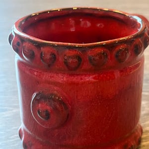 Puede incluir: Un conjunto de tres jarrones de cerámica de diferentes tamaños y formas. Los jarrones presentan un acabado blanco mate y un diseño minimalista, adecuados para exhibir flores o como objetos decorativos. El jarrón más alto mide aproximadamente 25 cm de altura.