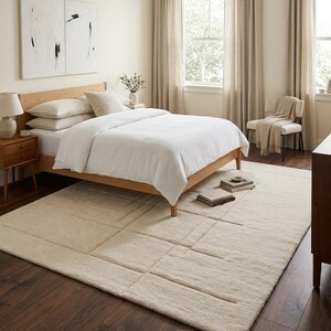 Pode incluir: Um quarto com um tapete de cor clara com um design geom&eacute;trico, uma estrutura de cama de madeira e um edredom branco. O quarto tem cortinas de tons neutros, uma mesa de cabeceira e obras de arte na parede. O tapete tem aproximadamente 244 cm por 305 cm.