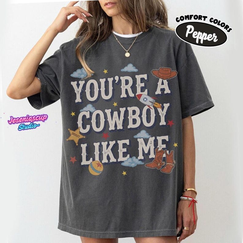 Camiseta vintage de Toy Story, Camiseta "Eres un vaquero como yo", Camiseta de Toy Story 5, Camiseta de viaje familiar a Disneyland WDW, Camiseta de Pixar Fest imagen 2