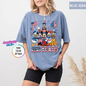 Camiseta Comfort Colors Disneyland 250 años, Camiseta Mickey y sus amigos 250 aniversario, Camiseta Disneyland 4 de julio, Camiseta patriótica 1776-2026 imagen 2